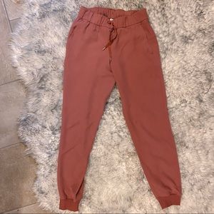 LULULEMON On the fly Misty Merlot Joggers size 4 yoga pants